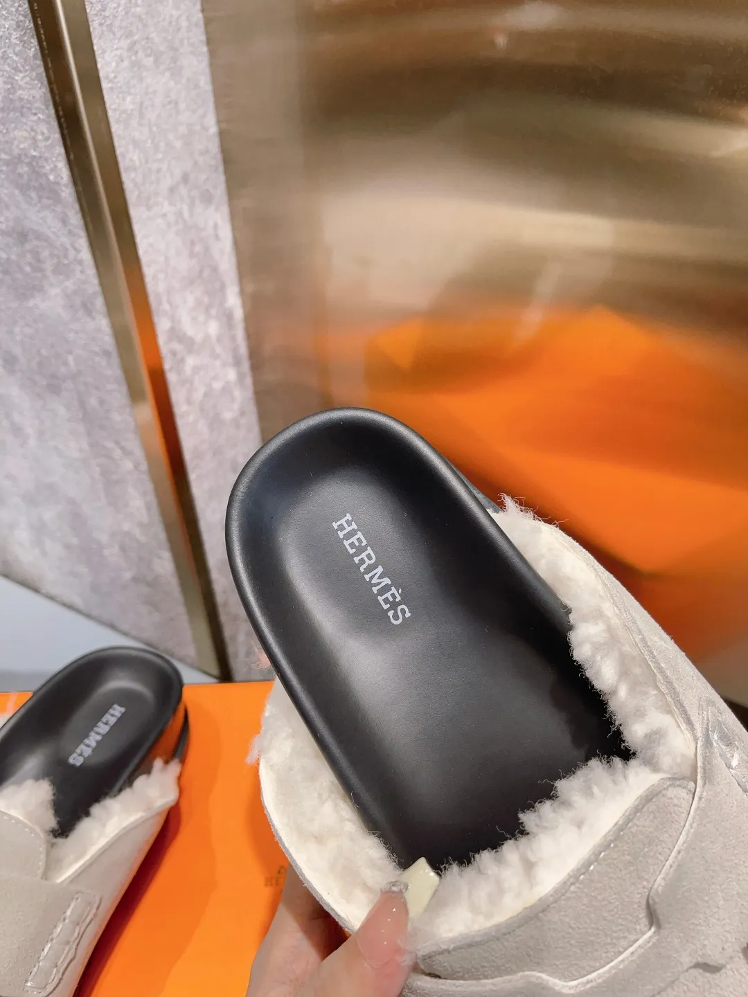 [H Family Hermès] P: 520💰 Size: Male 39-44 (45 customized) Female 35-40 (41 customized) HERMES Hermès top luxury version HERMES Hermès cute half-drag.  Jindian’s family language design! It looks good no matter how you match it! Casual and high-end feeling. The comfort is also great. Paired with various colorful socks, it gives a trendy and high-end feeling. The top version of real wool is high quality. ●Upper: imported cow suede. ●Inner: imported sheepskin. ●Foot pads: imported mixed sheepskin.